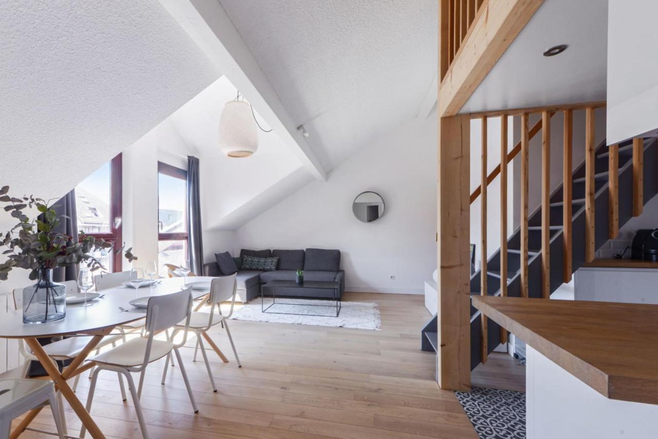 Duplex Volland - Welkeys Apartment Annecy Bagian luar foto
